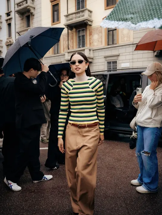 Tampilannya kian gaya dengan wide leg pants yang begitu sempurna.  [Foto: Instagram/ Maudy Ayunda]