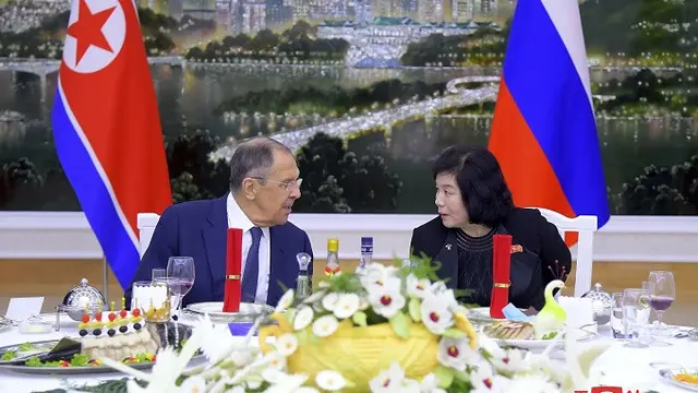 Menteri Luar Negeri Rusia Sergey Lavrov dan Menteri Luar Negeri Korea Utara Choe Son Hui di Pyongyang pada Rabu (18/10/2023). (Dok. KCNA/Korea News Service via AP)
