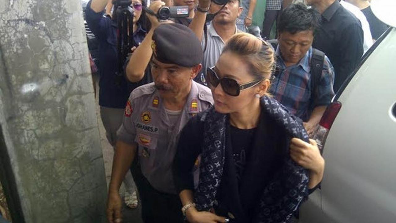 Inul Daratista kunjungi keluarga korban kebakaran Inul Vizta Manado