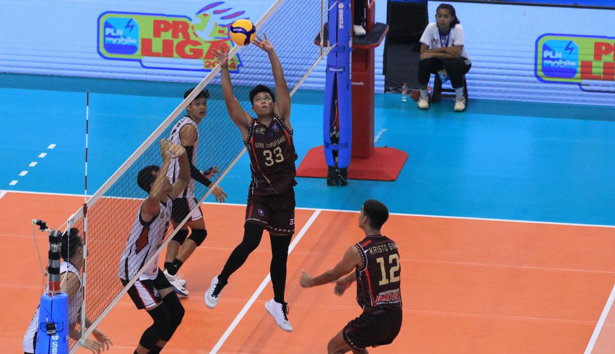 <p>Pemain Palembang Bank Sumsel Babel, Muhamad Gani Loveano Helmi (tengah) mengumpan bola saat menghadapi Jakarta LavAni Allo Bank Electric pada laga pekan pertama putaran I PLN Mobile Proliga 2024 di GOR Amongrogo, Yogyakarta, Minggu (28/4/2024). Palembang Bank Sumsel Babel kalah 0-3 (24-26, 23-25, 19-25). (Dok. PBVSI)</p>