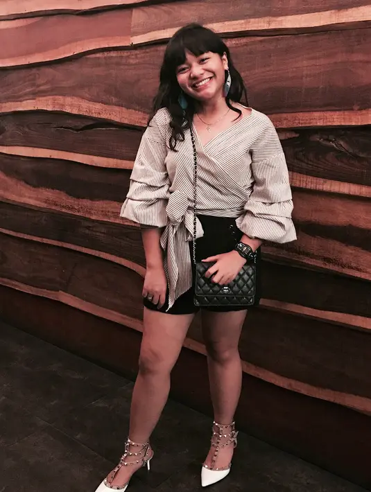 Selain kekinian, Amel juga kerap berpenampilan seksi. Seperti yang satu ini, Amel sangat cantik dengan short pants hitam dan atasan berwarna cokelatnya ini. Tampilannya tampak girly lantaran Amel memakai heels. (Instagram/amelcarla)