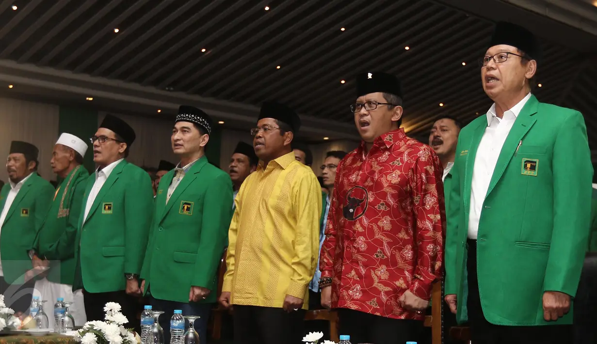 Sekjen Partai Golkar Idrus Marham dan Sekjen PDIP Hasto Kristiyanto tampak menghadiri pembukaan Rapat Koordinasi Nasional PPP di Jakarta, Jumat (31/3). (Liputan6.com/Herman Zakharia)