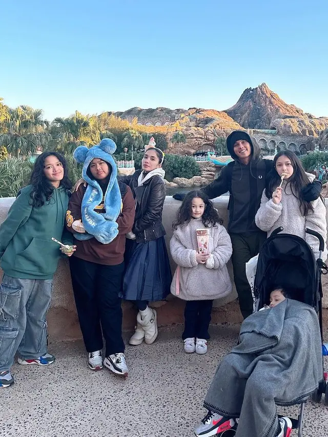 [Fimela] Liburan keluarga Ussy Sulistiawaty - Andhika Pratama di Jepang