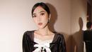 Tampil klasik dan edgy dengan blouse berbahan velvet dengan aksen renda yang romantis (Foto: Instagram @isyanasarasvati)