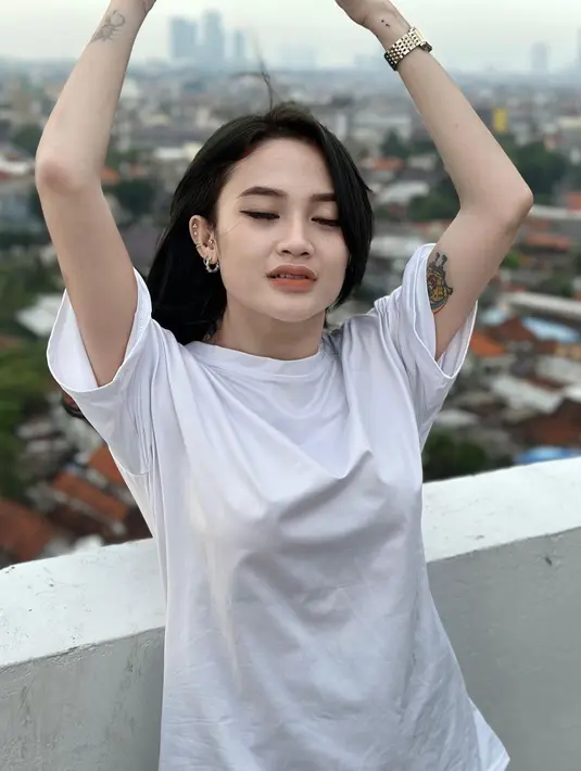 Arlita Putri salah satu pencinta tato. Hal itu terlihat ada beberapa tato di tubuhnya. Tangan kanannya ada tato kalajengking, sedangkan di lengan kirinya ada tato tokoh animasi spongebob. Arlida merupakan penyanyi dangdut yang tergabung dalam grup bersama Lala Widi. [Instagram/arlidaputrii]