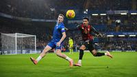 Pemain Chelsea, Liam Delap (kiri), berebut bola dengan pemain Bournemouth, James Hill, pada laga Premier League/Liga Inggris antara Chelsea vs Bournemouth di London, Inggris, Selasa, 30 Desember 2025. (AP Photo/Kin Cheung)