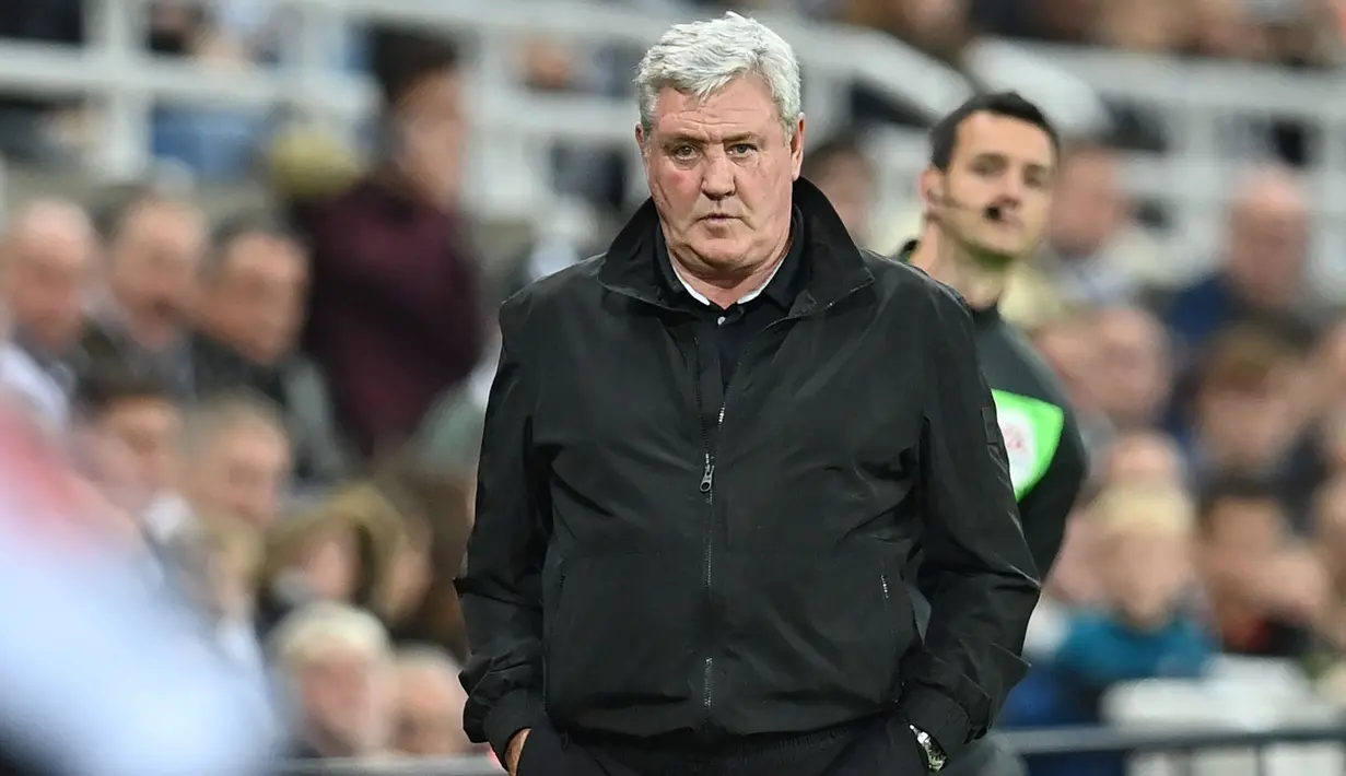 Steve Bruce menjadi korban akuisisi Newcastle United oleh Pangeran Arab, Mohammed bin Salman. Ia didepak dari St James Park pada 20 Oktober 2021 lalu. Meskipun begitu, The Magpies hingga saat ini masih kesusahan keluar dari zona degradasi Liga Inggris. (AFP/Paul Ellis)