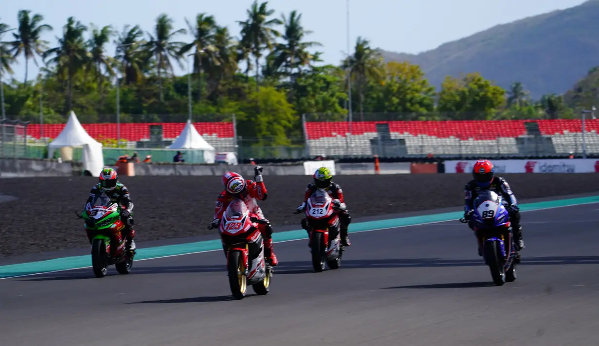 Selebrasi pembalap Astra Honda Racing Team (AHRT), Rheza Danica Ahrens (depan/123) setelah menjadi runner-up di belakang rekannya, Herjun Atna Firdaus pada race kedua kelas AP250 pada seri keempat Asia Road Racing Championship (ARRC) Mandalika 2023 di Sirkuit Mandalika, Lombok, Minggu (13/8/2023). (Dok. AHRT)
