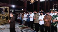 Presiden Joko Widodo melaksanakan Sholat Ashar berjamaah sebelum sholat jenazah almarhum Buya Syafii Maarif di Masjid Gedhe Kauman Yogyakarta, Jumat (27/5/2022). (Foto:Muchlis Jr-Biro Pers Sekretariat Presiden)
