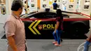 Para pengunjung melihat-lihat Mobil Lamborghini yang berkelir tranportasi patroli kepolisian saat memasuki ruang pameran, Mal Kelapa Gading, Jakarta, Selasa (24/6/2014) (Liputan6.com/Faizal Fanani)