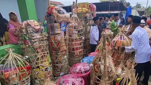 Tradisi unik rajaban dan ambeng di Kebumen, Jawa Tengah.