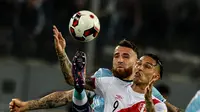 Pemain Argentina, Nicolas Otamendi berebut bola dengan pemain Peru,Paolo Guerrero (kanan) pada laga  pada laga kualifikasi di Nacional Stadium, Lima, Peru. (AFP/Ernesto Benavides)