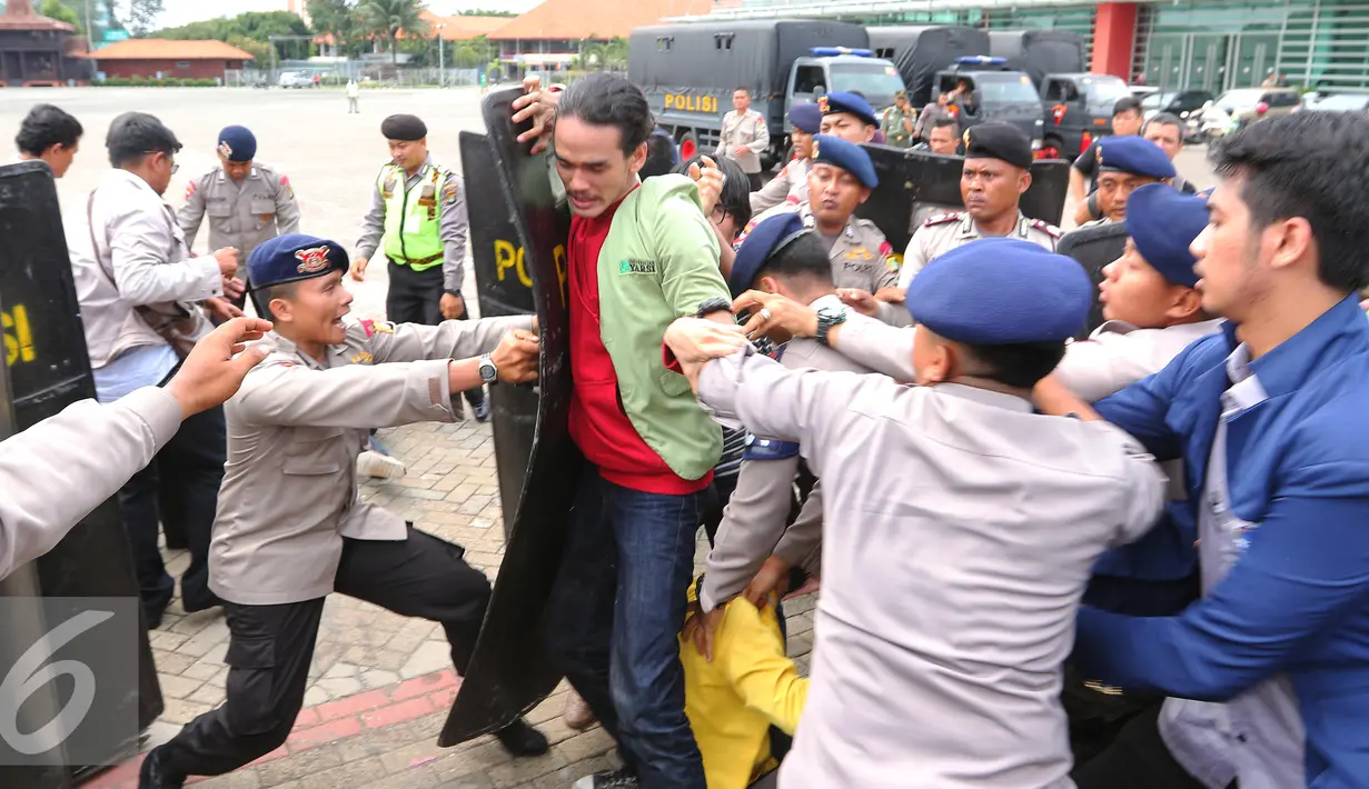 Bentrok terjadi saat aksi mahasiswa menolak pameran mesin rokok di JIEXPO, Jakarta (27/4). Mahasiswa menolak pameran tersebut karena dinilai akan berdampak pada jumlah produksi rokok dan konsumsi rokok di Indonesia. (Liputan6.com/Angga Yuniar)