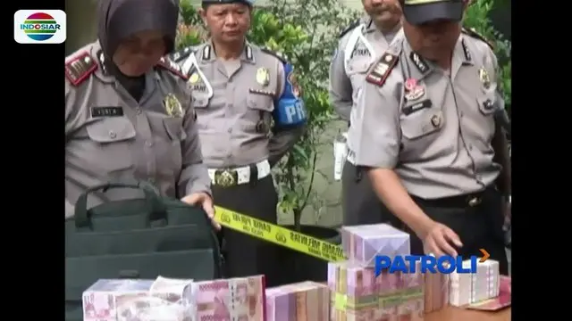 Aparat Polresta Bogor Kota gagalkan transaksi uang palsu senilai Rp 1,3 miliar. Petugas juga mengamankan tiga tersangka serta satu lembar uang dolar yang diduga baru saja dicetak oleh para pelaku.