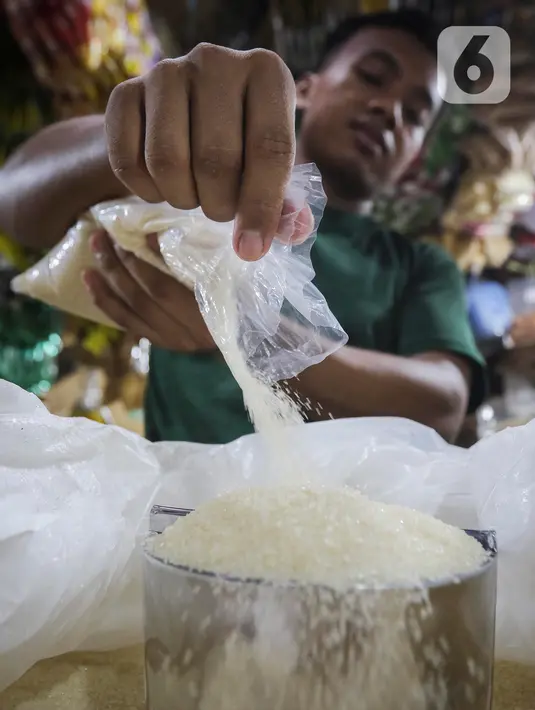 Kenaikan harga gula juga terjadi di berbagai wilayah di seluruh Indonesia dan juga beberapa negara lain karena dampak fenomena panas ekstrem El Nino yang tak kunjung berkesudahan. (Liputan6.com/Angga Yuniar)