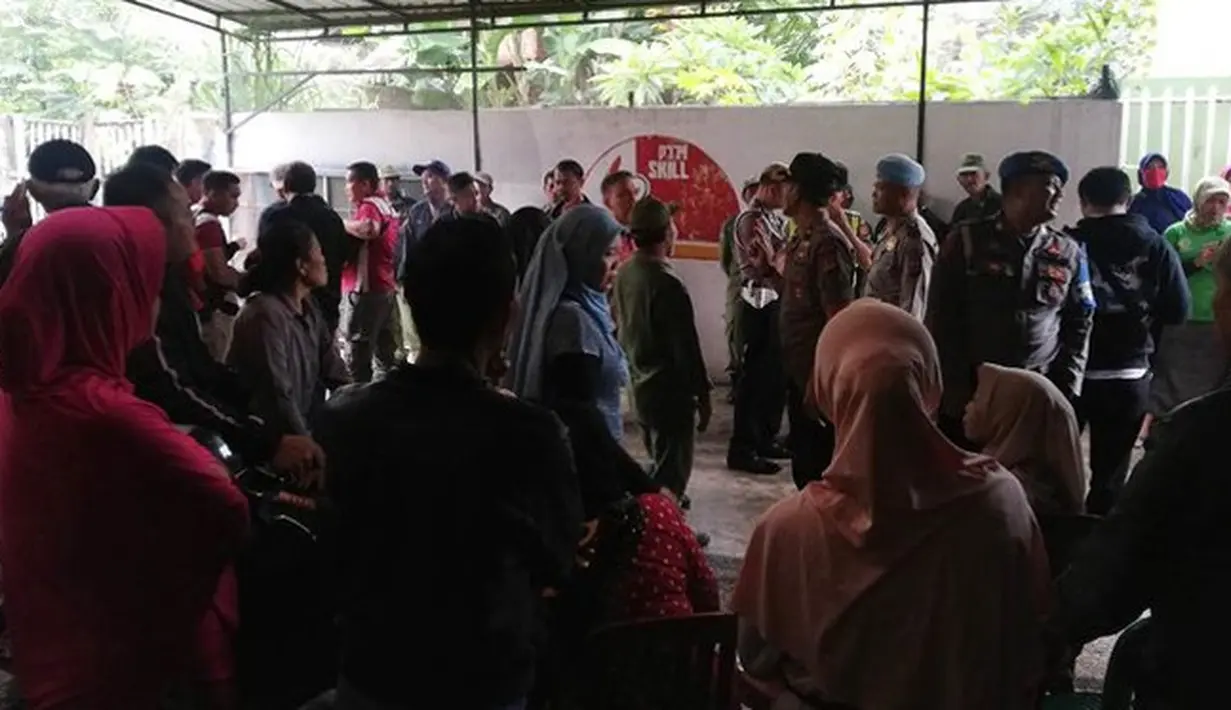 Suasana Bongkar Makam Lina Mantan Istri Sule. (Aksara Bebey/Merdeka.com)