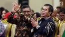 Sekertaris Jenderal Partai PDI Perjuangan Hasto Kristiyanto (kiri) bersama Ketua UKP-PIP Yudi Latif (kanan) menghadiri acara Simposium Nasional di Jakarta, Senin (14/8). (Liputan6.com/Johan Tallo)