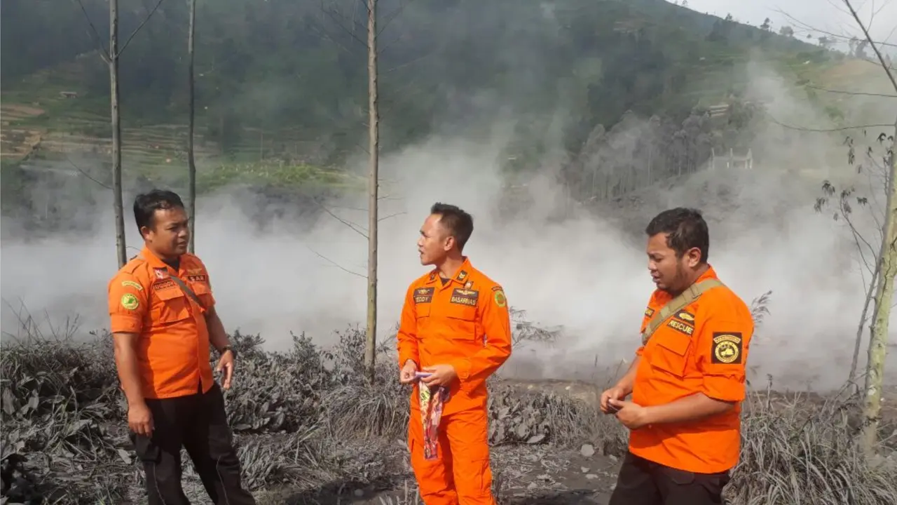 Para Penantang Maut di Kawah-Kawah Berbahaya Dieng