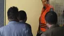 Bupati Cianjur Irvan Rivano Muchtar mengenakan rompi oranye usai menjalani pemeriksaan di Gedung KPK, Jakarta, Kamis (13/12). Sementara Kakak Ipar Bupati Tubagus Cepy Sethiady yang juga menjadi tersangka menyerahkan diri. (Liputan6.com/Herman Zakharia)