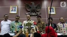 Ketua MPR Bambang Soesatyo (ketiga kiri) memberi keterangan usai memimpin rapat pimpinan di Kompleks Parlemen, Jakarta, Senin (14/10/2019). MPR menyepakati pelantikan Joko Widodo-Ma'ruf Amin sebagai Presiden dan Wakil Presiden periode 2019-2024 digelar pada 20 Oktober 2019. (Liputan6.com/JohanTallo)