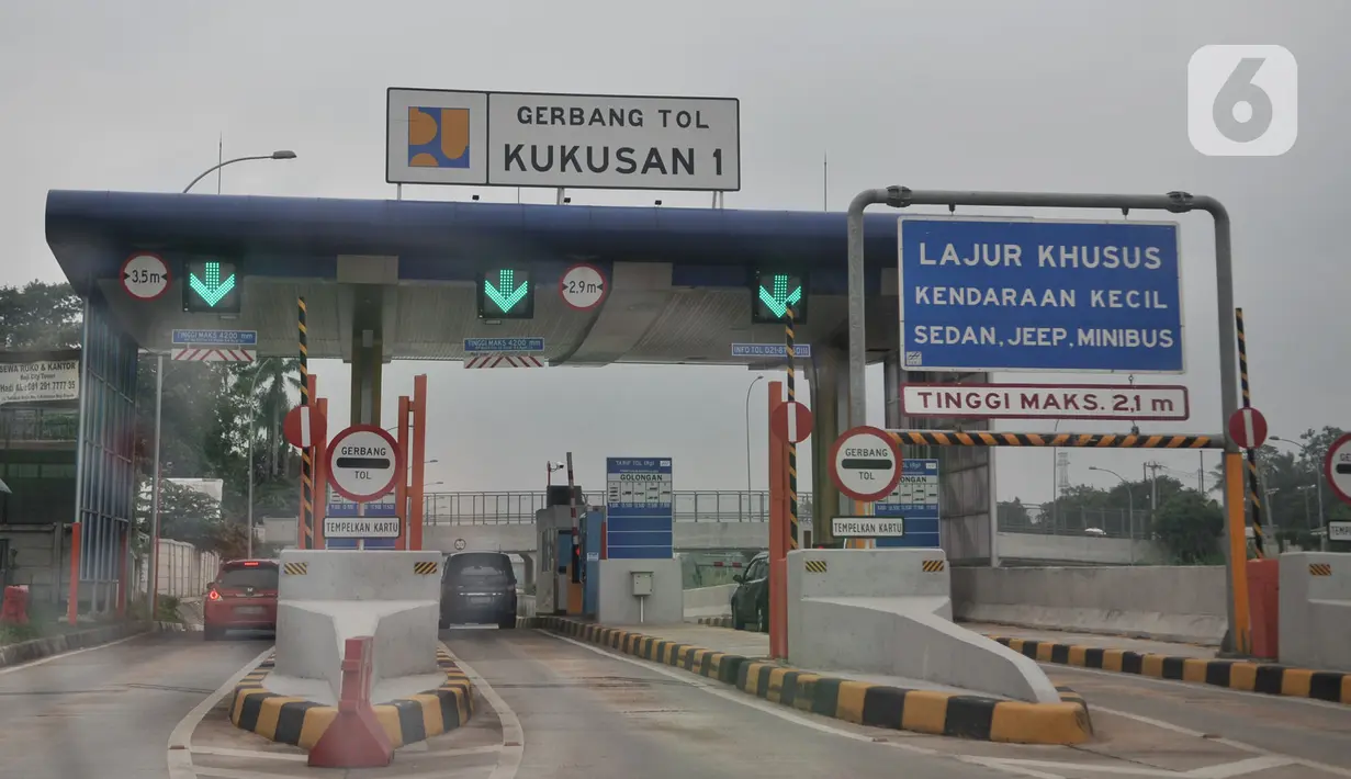 Kendaraan melintasi Gerbang Tol Kukusan I, Tol Cinere-Jagorawi (Cijago), Depok, Jawa Barat, Rabu (8/1/2020). Tarif baru Tol Cijago Seksi I dan II berlaku mulai 7 Januari 2019. (merdeka.com/Iqbal Nugroho)