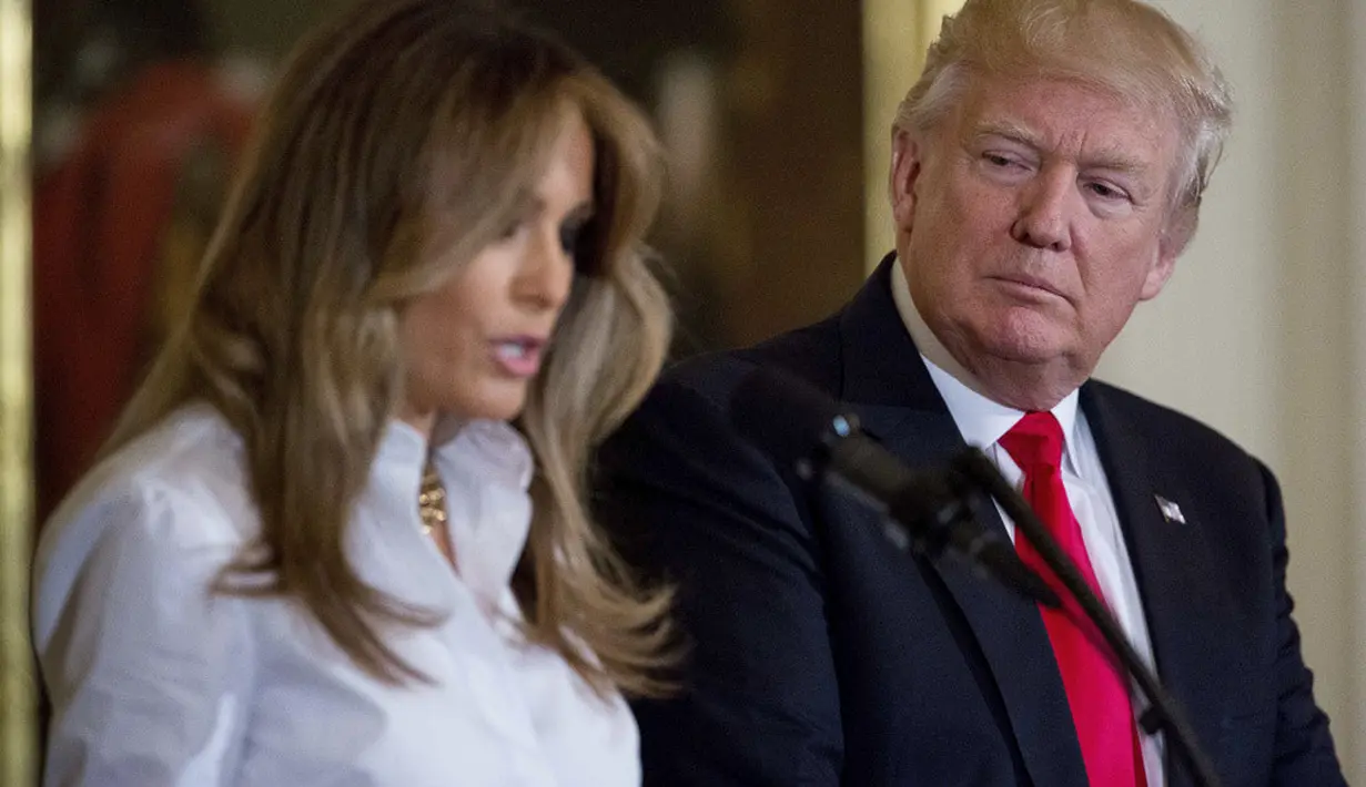 Ini potret Melania Trump saat ditemani oleh Donald Trump saat merayakan Hari Ibu (AP/REX/SHUTTERSTOCK)