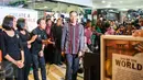 Presiden Joko Widodo (Jokowi) kembali menyambangi pusat perbelanjaan Sarinah, Jalan MH Thamrin, Jakarta, Jumat (15/1). Kunjungan singkat  tersebut guna memastikan situasi Ibukota kembali normal pasca serangan teror. (Liputan6.com/Faizal Fanani)