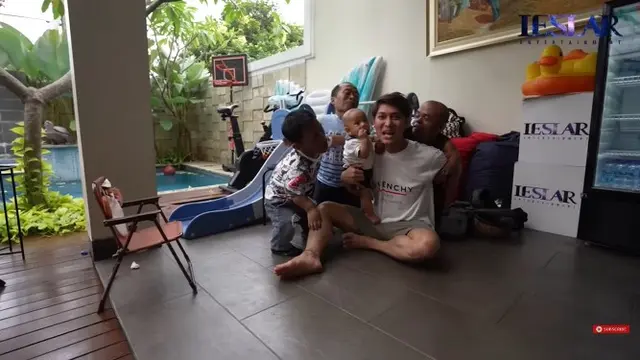 6 Potret Anak Rizky Billar Main Bareng Ucok Baba, Ceria Sebelum Operasi Hernia