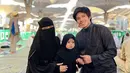 Dalam foto ini terlihat Aurelie Hermansyah mengenakan burqa. Ketiganya kembali kompak mengenakan outfit serba hitam, dengan Ameena yang tampak dipakaikan hijab, membuatnya semakin menggemaskan. Foto: Instagram.