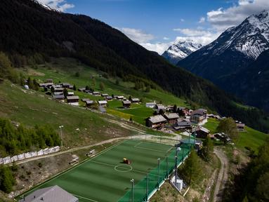 Suasana Stadion Ottmar Hitzfeld di tengah pegunungan Alpen Swiss (14/5/2020). Markas klub FC Gspon tersebut berada  pada ketinggian 2.000 meter di atas permukaan laut. (AFP/Fabrice Coffrini)