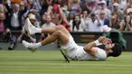 Petenis Spanyol berusia 20 tahun, Carlos Alcaraz berhasil menjuarai nomor tunggal putra turnamen tenis Grand Slam Wimbledon 2023 setelah menumbangkan juara bertahan dan peraih 7 gelar Wimbledon, Novak Djokovic dengan skor 3-2 (1-6, 7-6 (6), 6-1, 3-6 dan 6-4) dalam laga final yang digelar di center court All England Lawn and Tennis Club, London, Minggu (16/7/2023) malam WIB. Gelar yang diraih Carlos Alcaraz sekaligus memutus dominasi juara empat petenis yang merajai Wimbledon sejak 2003 alias 20 tahun terakhir, yaitu Roger Federer (8 gelar), Novak Djokovic (7 gelar), Rafael Nadal dan Andy Murray masing-masing dua gelar. (AP Photo/Kirsty Wigglesworth)