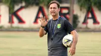 Wolfgang Pikal, pelatih Persebaya. (Bola.com/Aditya Wany)