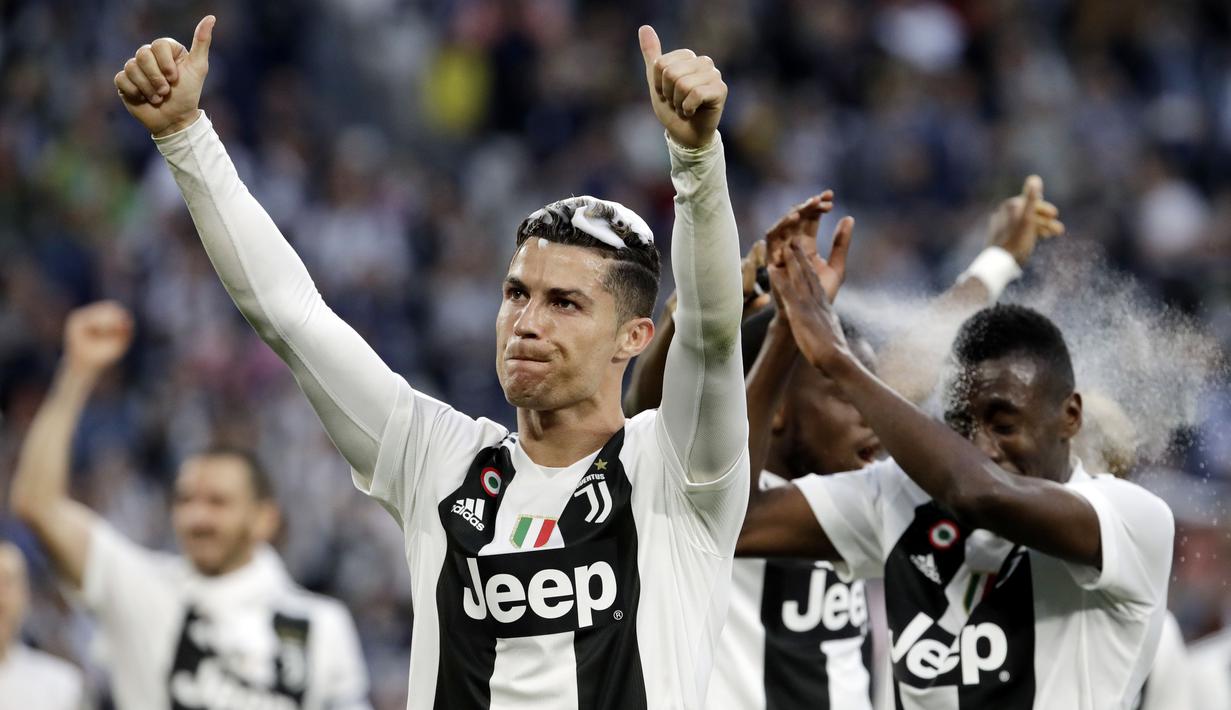 Striker Juventus, Cristiano Ronaldo, melakukan selebrasi usai meraih gelar juara Serie A 2019 di Stadion Juventus, Sabtu (20/4). Juventus menang 2-1 atas Fiorentina. (AP/Luca Bruno)