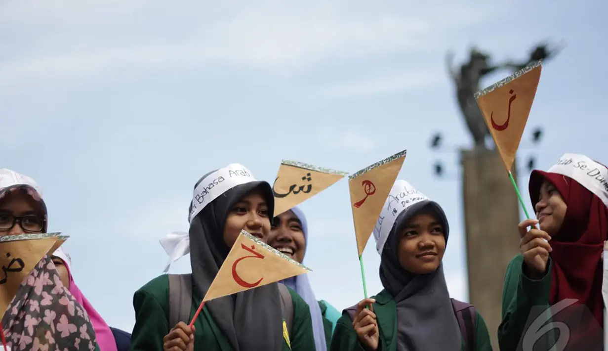 Sejumlah mahasiswa melakukan aksi damai di Bundaran Hotel Indonesia saat memperingati hari Bahasa Arab, Jakarta, Kamis (18/12/2014). ( Liputan6.com/Faizal Fanani)