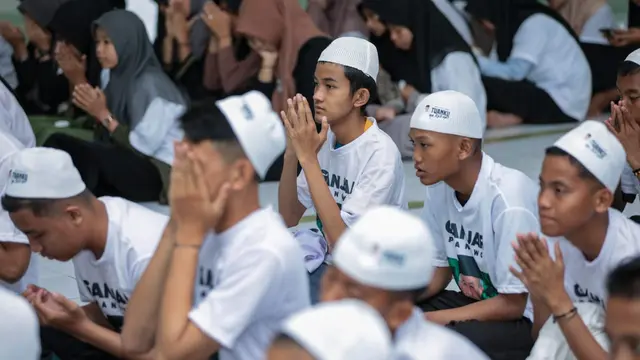 Para santri pondok pesantren di Kota Palembang menunjukkan dukungan terhadap Negara Palestina melalui kegiatan doa bersama dan pelatihan desain grafis yang digelar para sukarelawan Santri Dukung Ganjar (SDG) (Istimewa)