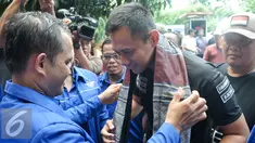 Cagub DKI Jakarta, Agus Harimurti Yudhoyono mendapat sarung saat menghadiri deklarasi BATAS, Jakarta, Minggu (16/10). BATAS mengaku siap memenangkan Agus-Sylvi dalam Pilkada DKI 2017. (Liputan6.com/Yoppy Renato)