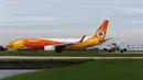 Pesawat Nok Air, bergambar seperti bebek, bersiap lepas landas di Bandara Don Muang, Bangkok, 29 Juni 2016. Untuk menarik perhatian, hampir semua pesawat di cat dengan motif sepeti bebek pada ujung depan pesawat. (REUTERS/Chaiwat Subprasom)