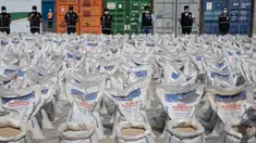 Kokain dalam jumlah besar yang disembunyikan di dalam pupuk diperlihatkan di Pelabuhan Ambarli di Istanbul, Turki, pada 6 Oktober 2020. Polisi Turki menyita 228 kilogram kokain di sebuah pelabuhan yang berada di kota terpadat di Turki, Istanbul, dan menahan sembilan tersangka. (Xinhua/Osman Orsal)