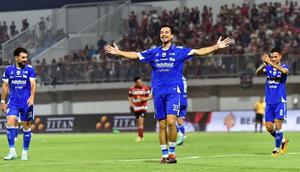 Thom Haye, gelandang Persib Bandung, merayakan gol ke gawang Madura United pada pekan ke-14 BRI Super League 2025/2026. (Dok. ileague.id)