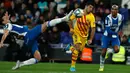 Pemain Espanyol, Bernardo Espinosa berebut bola dengan  Striker Barcelona, Luis Suarez pada pekan ke-19 La Liga di RCDE Stadium, Sabtu (4/1/2020). Hampir saja menang, Barcelona harus puas menerima hasil imbang 2-2 atas Espanyol. (AP/Joan Monfort)