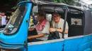 Calon Gubernur DKI Jakarta nomor urut 1, Ridwan Kamil menumpang bajaj saat menuju Pasar Kebayoran Lama, Jakarta, Kamis (24/10/2024). (Liputan6.com/Angga Yuniar)