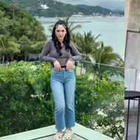Happy Asmara memadukan celana jeans-nya dengan long sleeve top dan belt, sementara Bella Bonita memilih t-shirt sebagai padanan celana cutbray-nya.