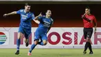 Striker Persib Bandung, Ezra Walian (kanan) melakukan selebrasi usai mencetak gol pertama timnya ke gawang Persebaya Surabaya dalam laga perempatfinal Piala Menpora 2021 di Stadion Maguwoharjo, Sleman, Minggu (11/4/2021). (Bola.com/M Iqbal Ichsan)