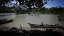 Suasana aktivitas penambang pasir di Sungai Luk Ulo, Kabupaten Kebumen, Jawa Tengah, Sabtu (05/5). Penambang menjual pasir ke pedagang pasir di pangkalan truk tepi sungai. (Liputan6.com/Fery Pradolo)