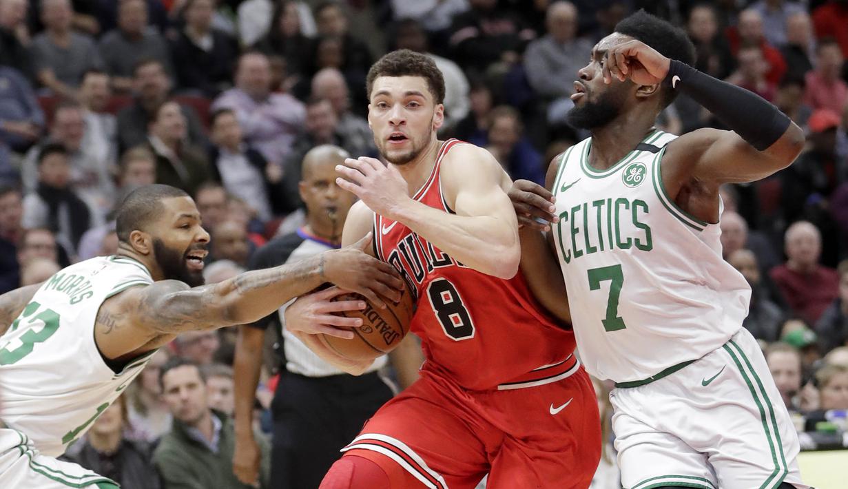 Pebasket Chicago Bulls, Zach LaVine, berusaha melewati pebasket Boston Celtics, Marcus Morris, pada laga NBA di Stadion United Center, Selasa (6/3/2018). Celtics menang 105-89 atas Bulls. (AP/Charles Rex Arbogast)
