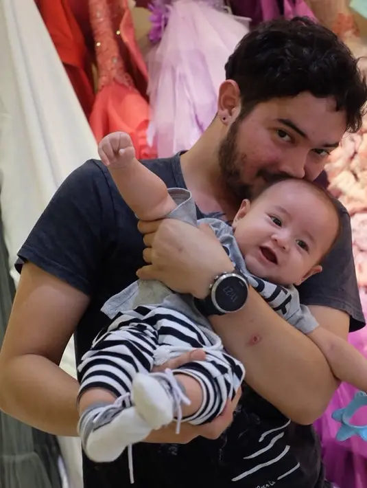 Demi bisa mewujudkan keinginannya, sejak kecil Isco yang kini berusia delapan bulan itu sudah mulai dikenalkan dengan motor dan mobil balap. Bahkan, menurutnya, sang anak responnya juga baik. (Instagram/donnymichael)
