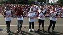 Massa yang tergabung dari Lentera Anak Indonesia menggelar aksi solidaritas di Bundaran HI Jakarta, Minggu (24/7). Memperingati Hari Anak, mereka meminta Presiden Jokowi melindungi anak-anak Indonesia dari dampak konsumsi rokok. (Liputan6.com/Johan Tallo)