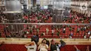 Sambil beristirahat di dalam Masjid Istiqlal, Jakarta, beberapa jemaah memilih untuk bertadarus Al-Quran atau atau sekadar menyimak tausiyah. (Liputan6.com/Angga Yuniar)