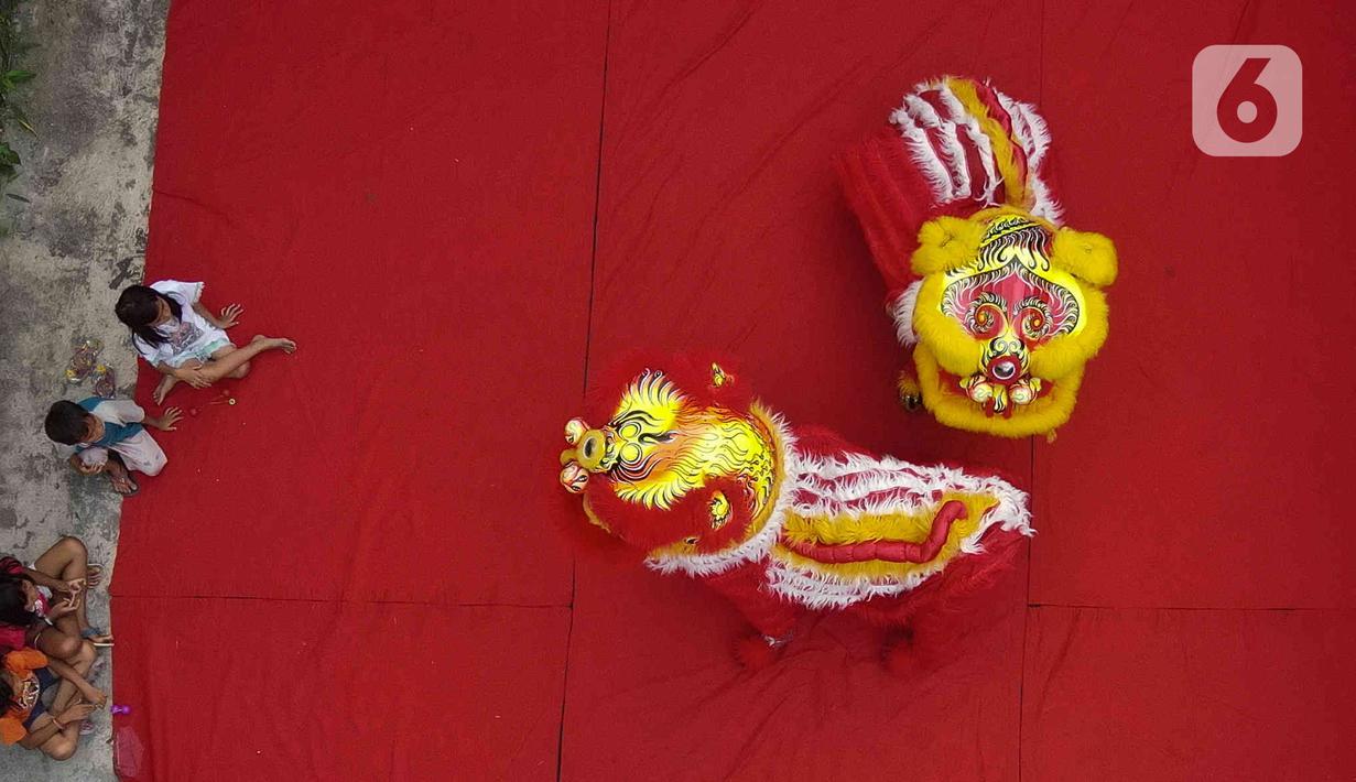 Foto udara memperlihatkan pemain dari kelompok barongsai Naga Merah Putih Bogor melakukan latihan dengan Barongsai di kawasan Babakan Pasar, Kota Bogor, Jawa Barat, Rabu (11/1/2023). Latihan tersebut  untuk mempersiapkan penampilan menyambut Tahun Baru Imlek. (Liputan6.com/Herman Zakharia)