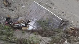 Foto udara terlihat sebuah bangunan yang hancur di sepanjang Coquihalla Highway dekat Hope, British Columbia, Kanada, Kamis (18/11/2021). Hujan dan tanah longsor di provinsi British Columbia menyebabkan banjir besar. (Jonathan Hayward/The Canadian Press via AP)